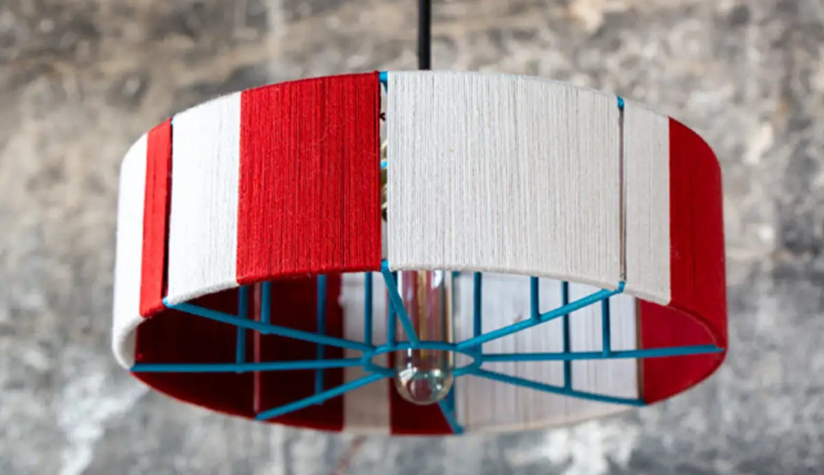 זוג גופים באדום ואפור