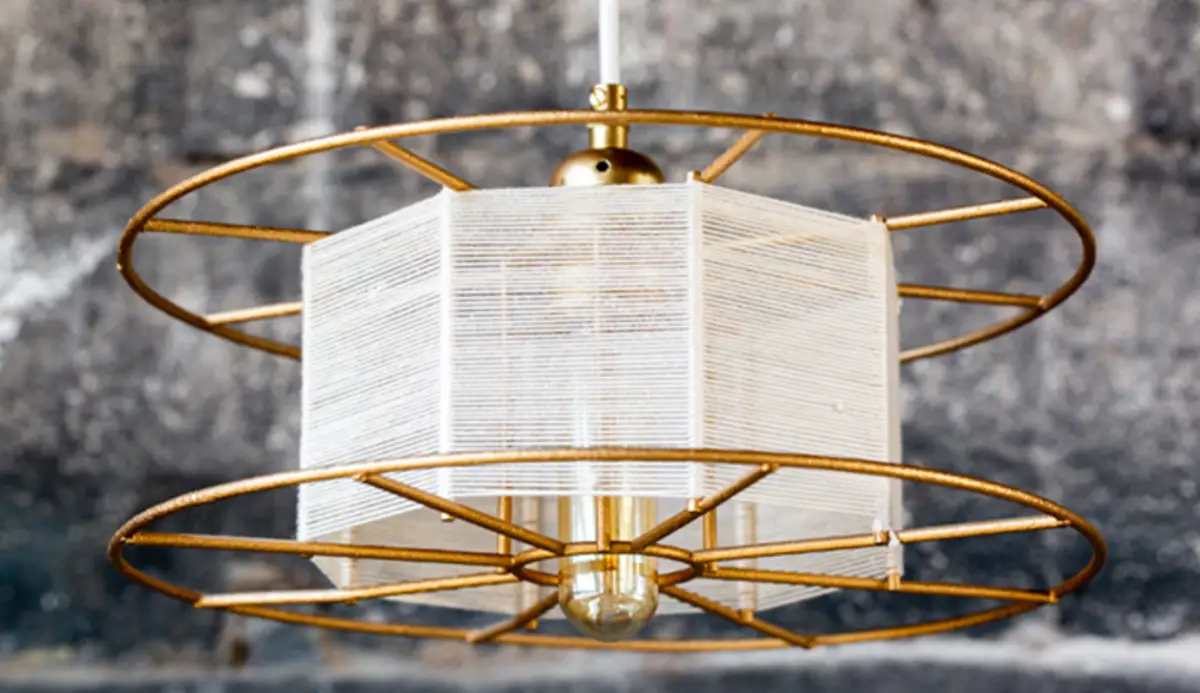 זוג גופים זהובים עם חוט כותנה בגוון טבעי