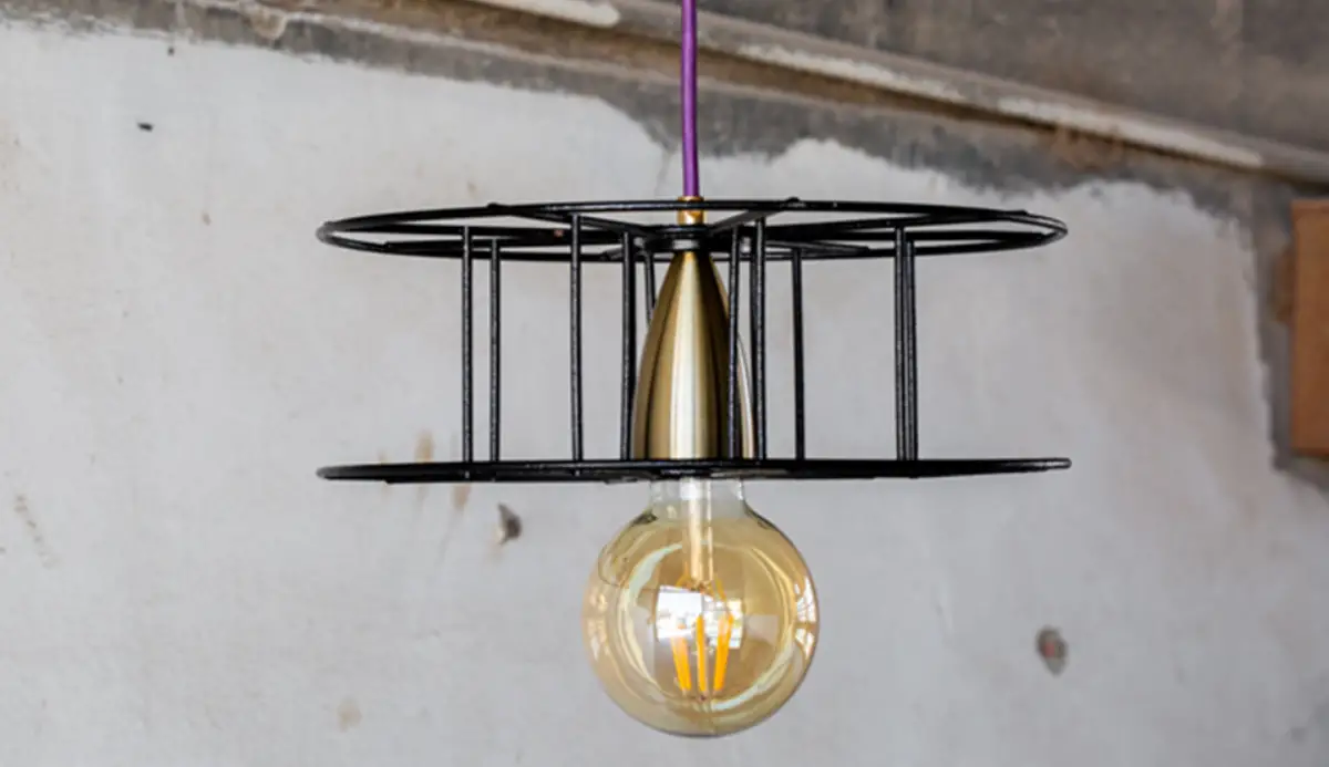 גוף אור בסגנון פופ תעשייתי