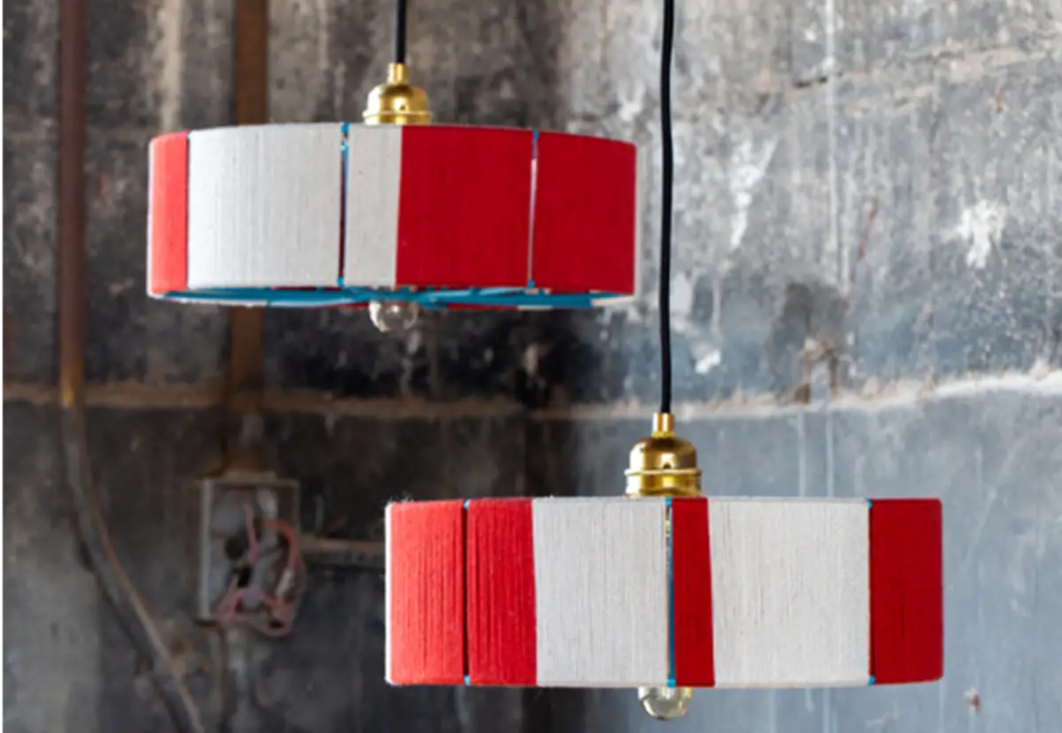 זוג גופים באדום ואפור