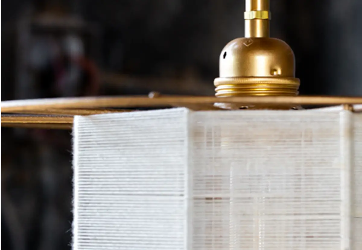 זוג גופים זהובים עם חוט כותנה בגוון טבעי