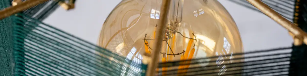 גוף תאורה זהב וירוק כהה