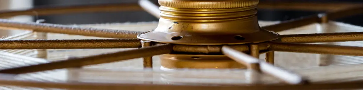 זוג גופים זהובים עם חוט כותנה בגוון טבעי