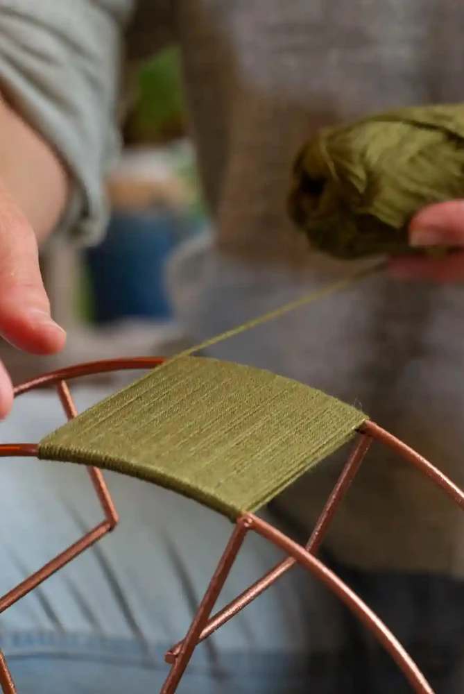 גבי יוצרת מנורה