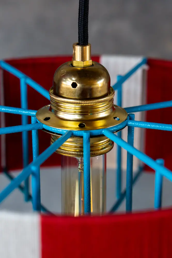 מנורה אדום לבן בתקריב