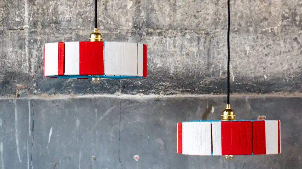 מנורה אדום לבן